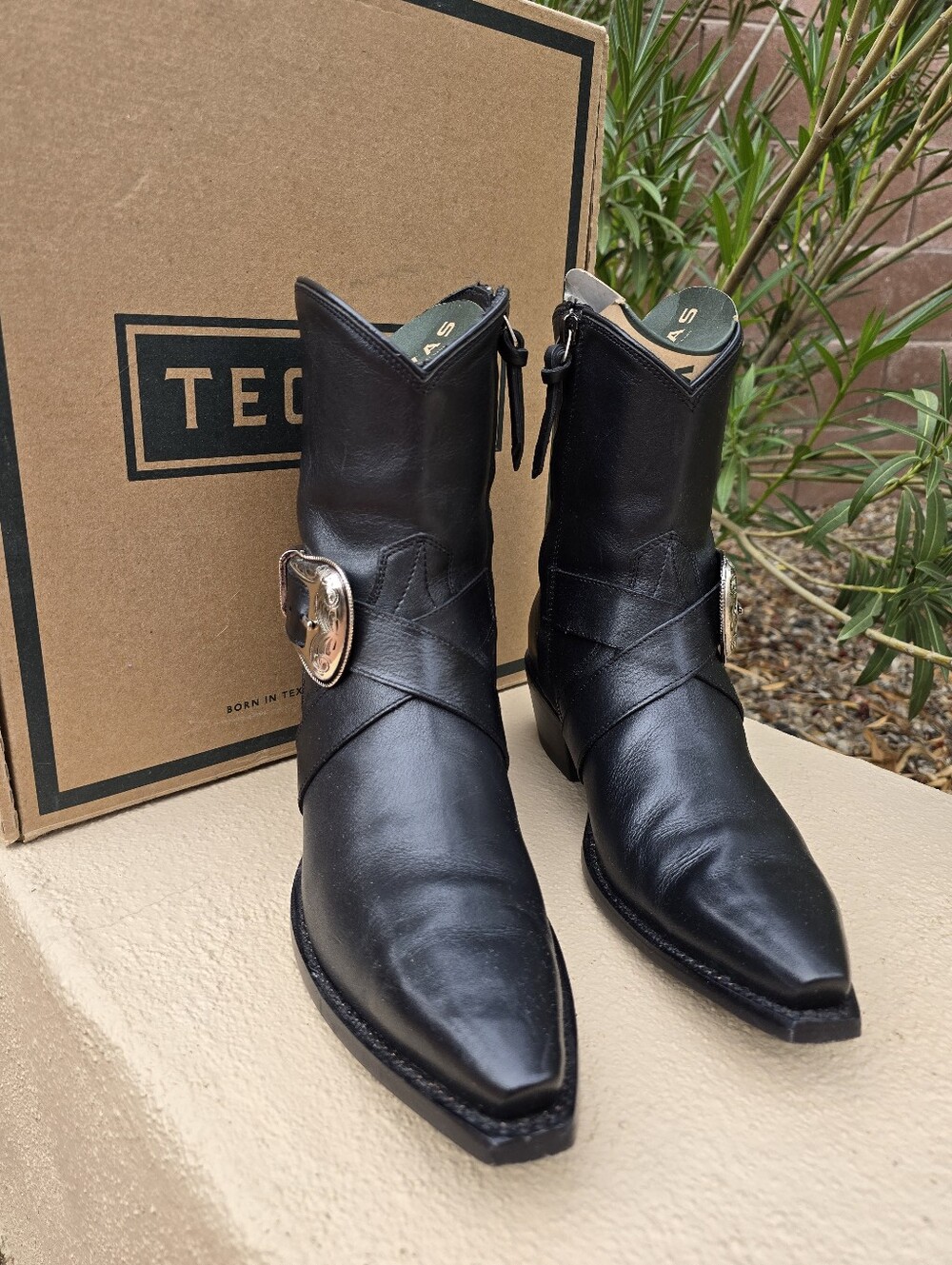 Like New with box!!! Quality Tecovas Women's Black Snip toe Heeled Boots